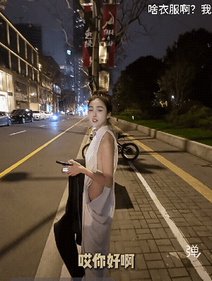 女生是时装周秀场博主，工作结束已经晚上10点后了，被我抓到，拍照互动了一会儿!