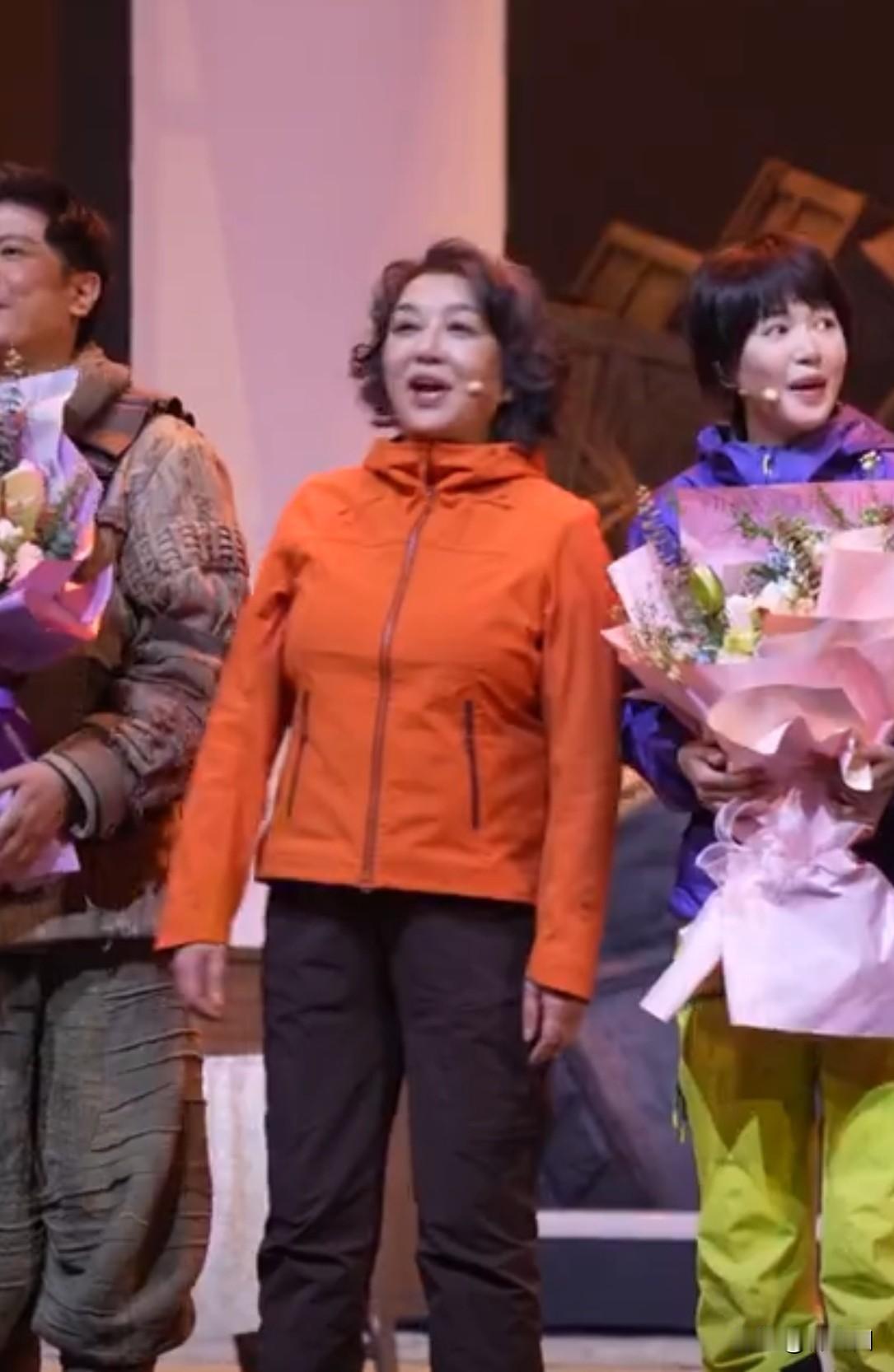 57岁江珊即使穿宽松衣服，也难掩饰上半身丰满。不得不说，作为一名演员江珊的身