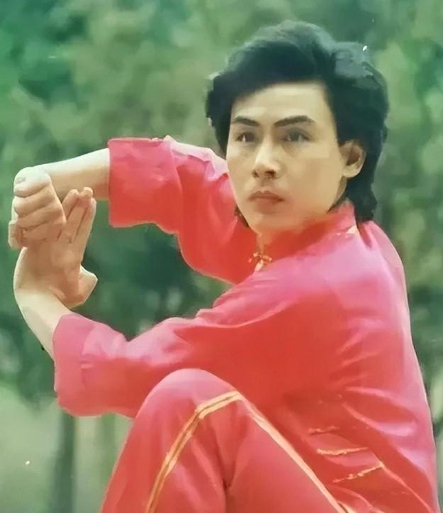 1990年，全国武术冠军赵长军在回家路上，与3位小混混产生纠纷，赵长军说：“不想