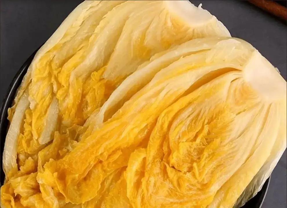 二楼老太太又把酸菜缸搬到楼道，酸臭味顺着门缝往屋里钻，小孩跑楼梯被缸沿绊哭，邻居