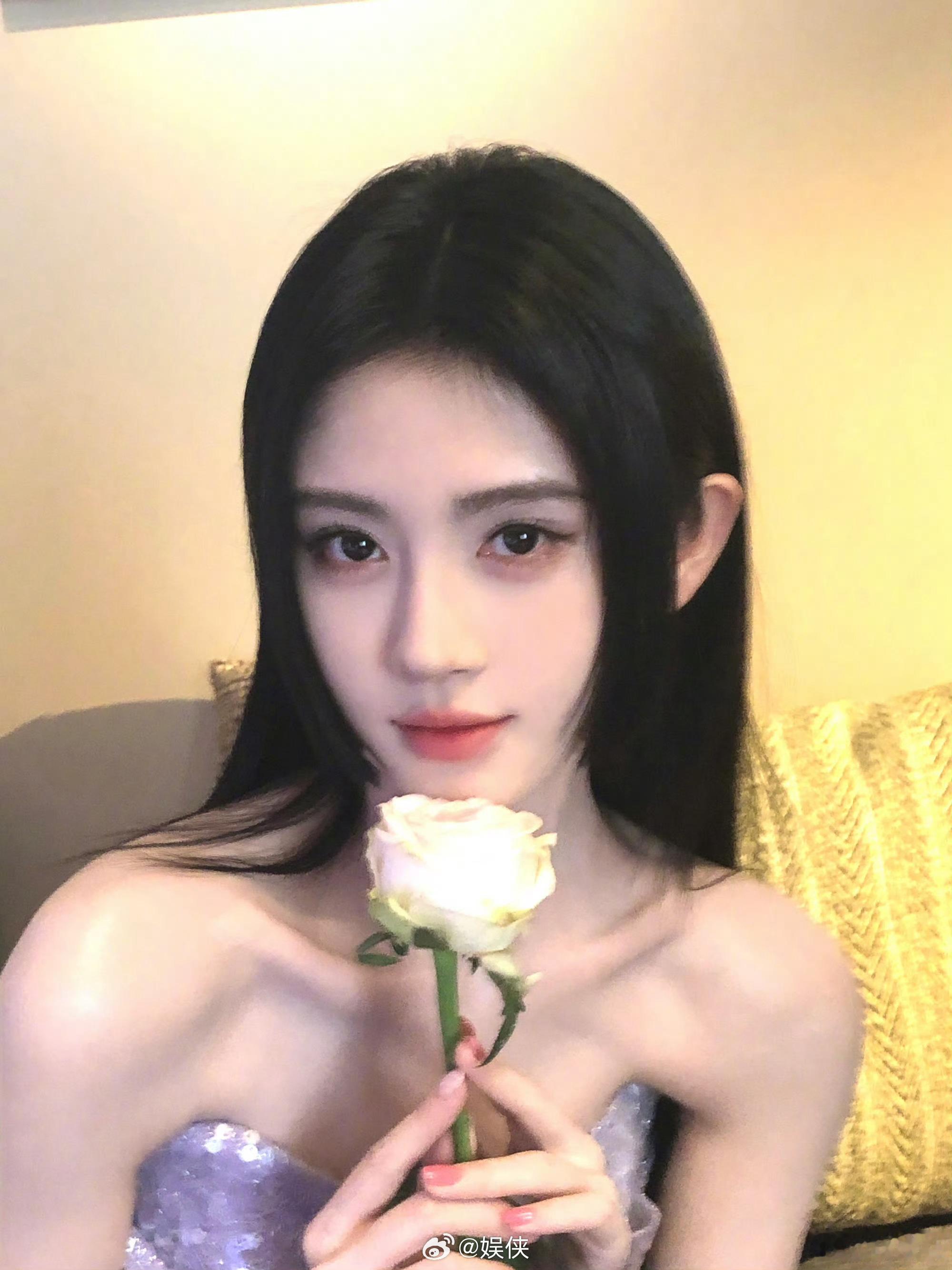 鞠婧祎完全不给代拍好脸色小鞠态度分得特别清楚，车子路过一堆代拍的时候脸淡淡的，