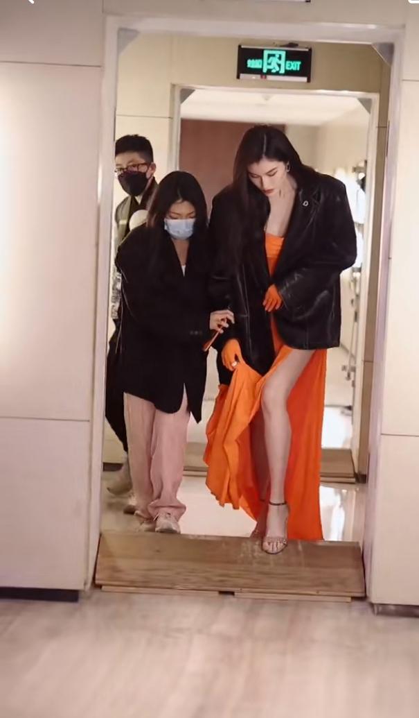 何穗正式产后复工了，身形苗条，皮肤白得发光，超模果然是先天条件比一般人优越很多