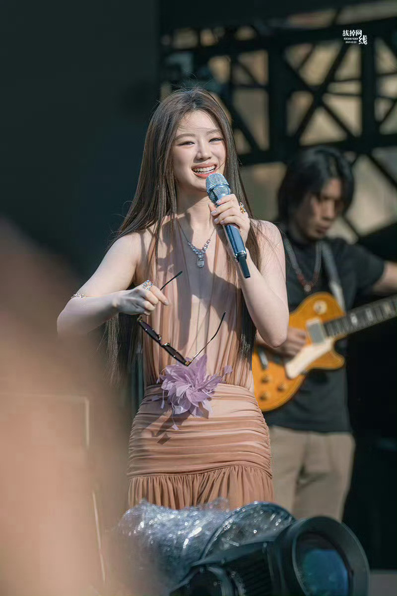单依纯的嘴巴长的真好看，做唇模绝对顶流😘​​​​