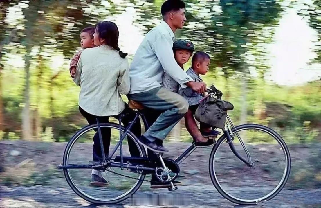70年代，一家人出门走亲戚。以前养几个娃儿，为啥还轻轻松松？