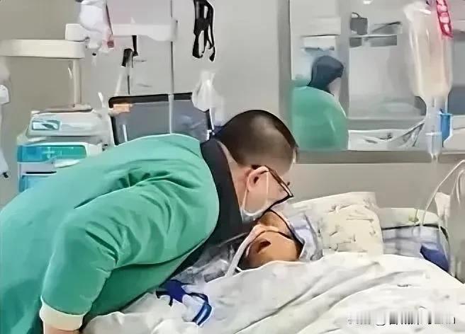 东莞45岁男子辞职全天候照顾绝症母亲，2年后，他却在病房悄悄问母亲：“你是不是想