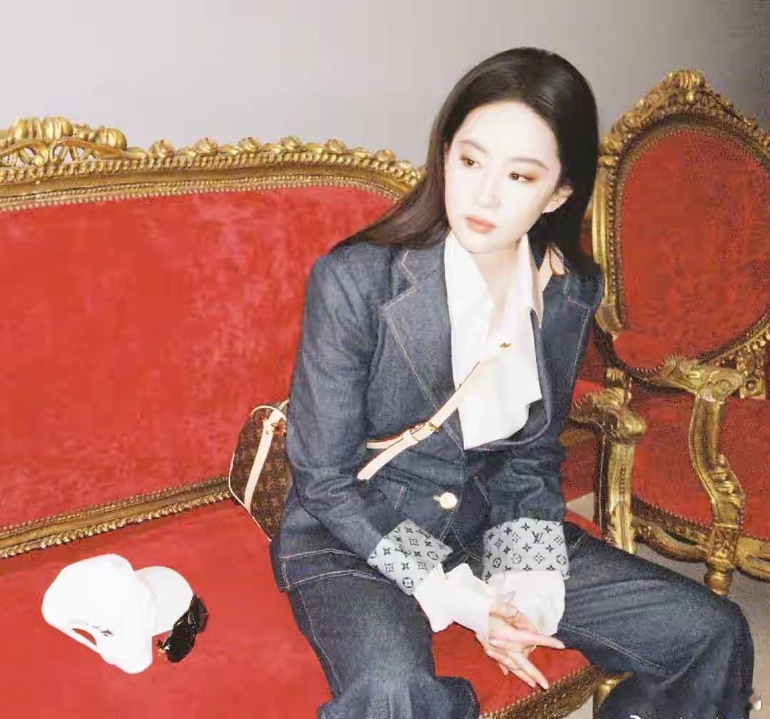 刘亦菲带来秋季新穿搭，身穿牛仔西服套装，时尚又潇洒​​​