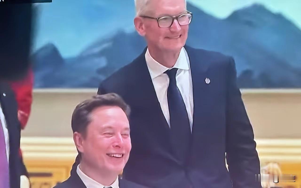 马斯克这也不太给雷总面子了吧！好歹雷总也等于是东道主了。看看这两组照片的对比，