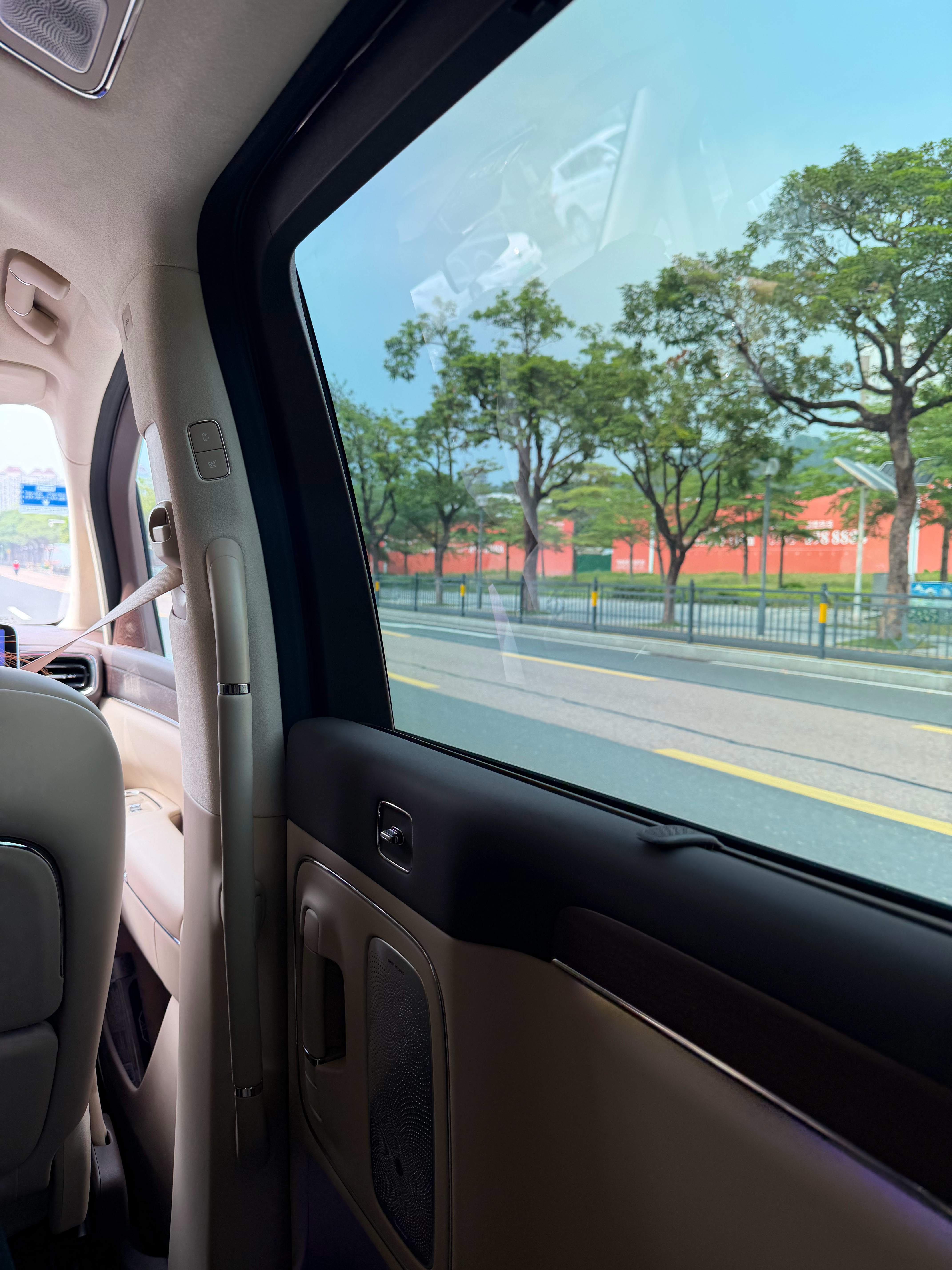 舒服阿能看出是哪一台MPV吗