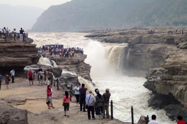 终于有网友忍不住了，对社会现象发出了正义的怒吼。黄河最近壶口瀑布高喊:妈妈，儿子