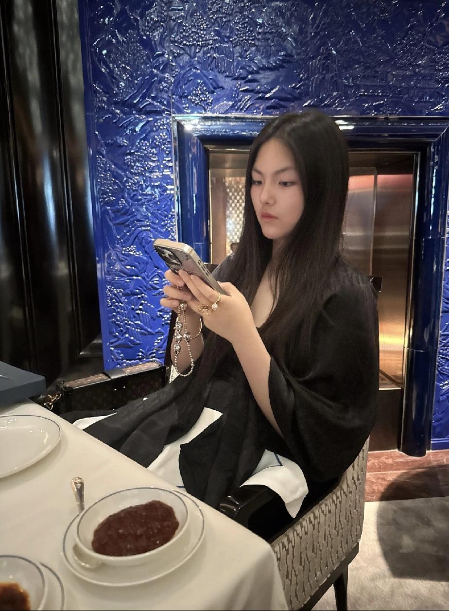 李湘在英国餐厅晒女儿美照，不知道的还以为在英国皇室。富丽堂皇，尊贵优雅，这