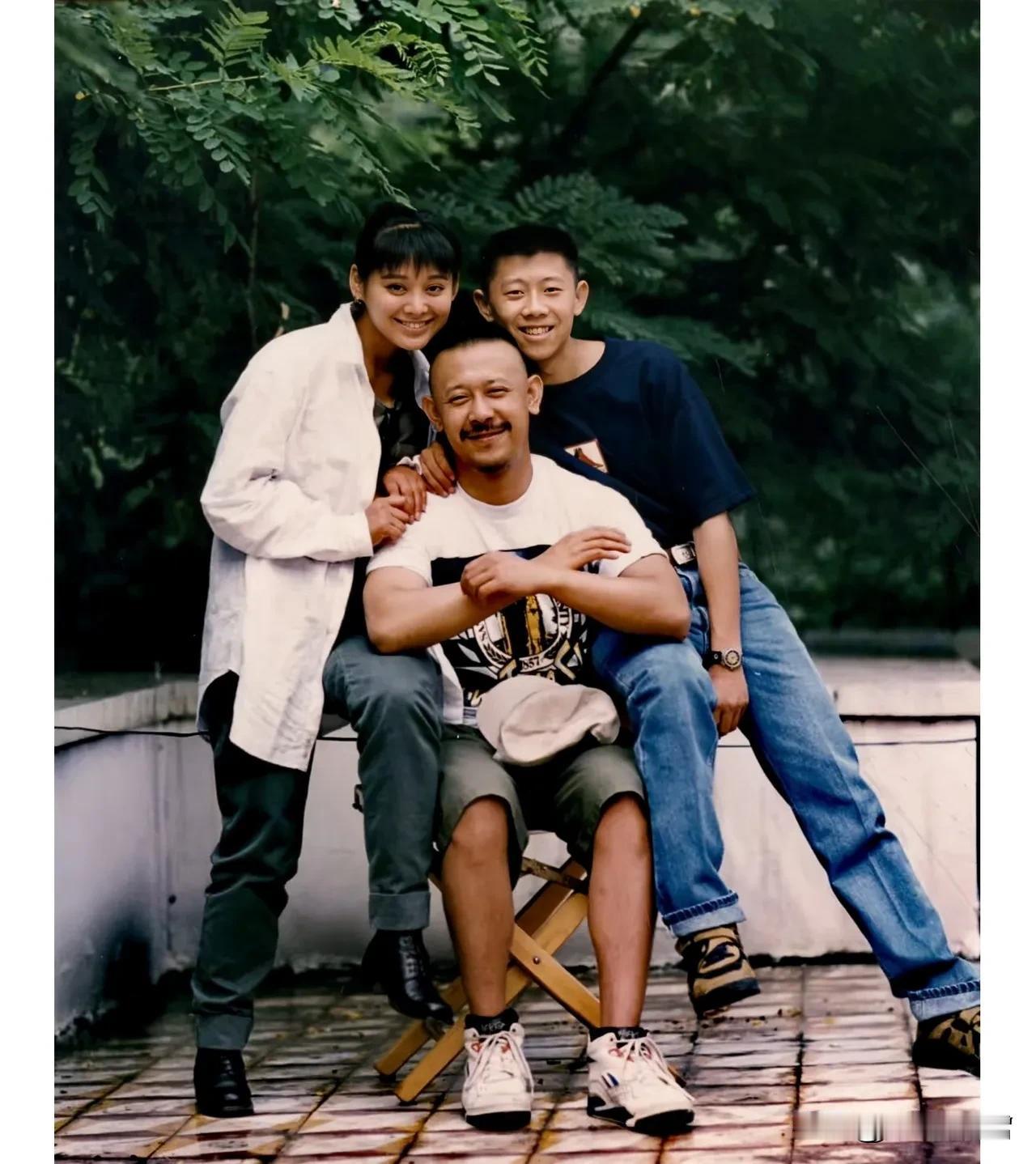 1993年，阳光灿烂的日子，姜文、宁静、夏雨同框了。姜文正值而立，成熟稳重，