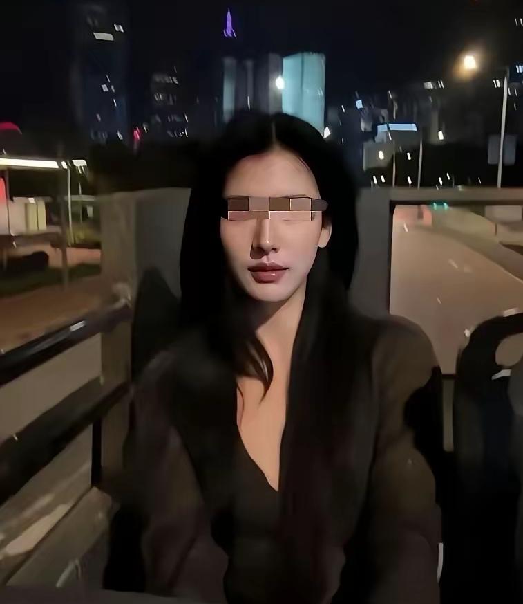 上海电影院的女主很漂亮，长长的头发，完美的身材，漂亮的脸蛋，虽然电影院一片漆黑，