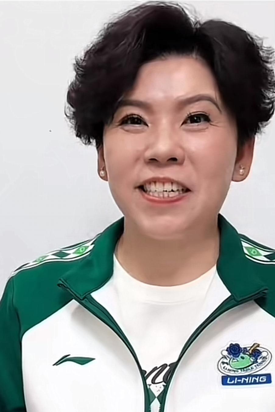国乒首位“大魔王”邓亚萍，提起孙颖莎时非常佩服，她直呼：孙颖莎真是太牛了！邓