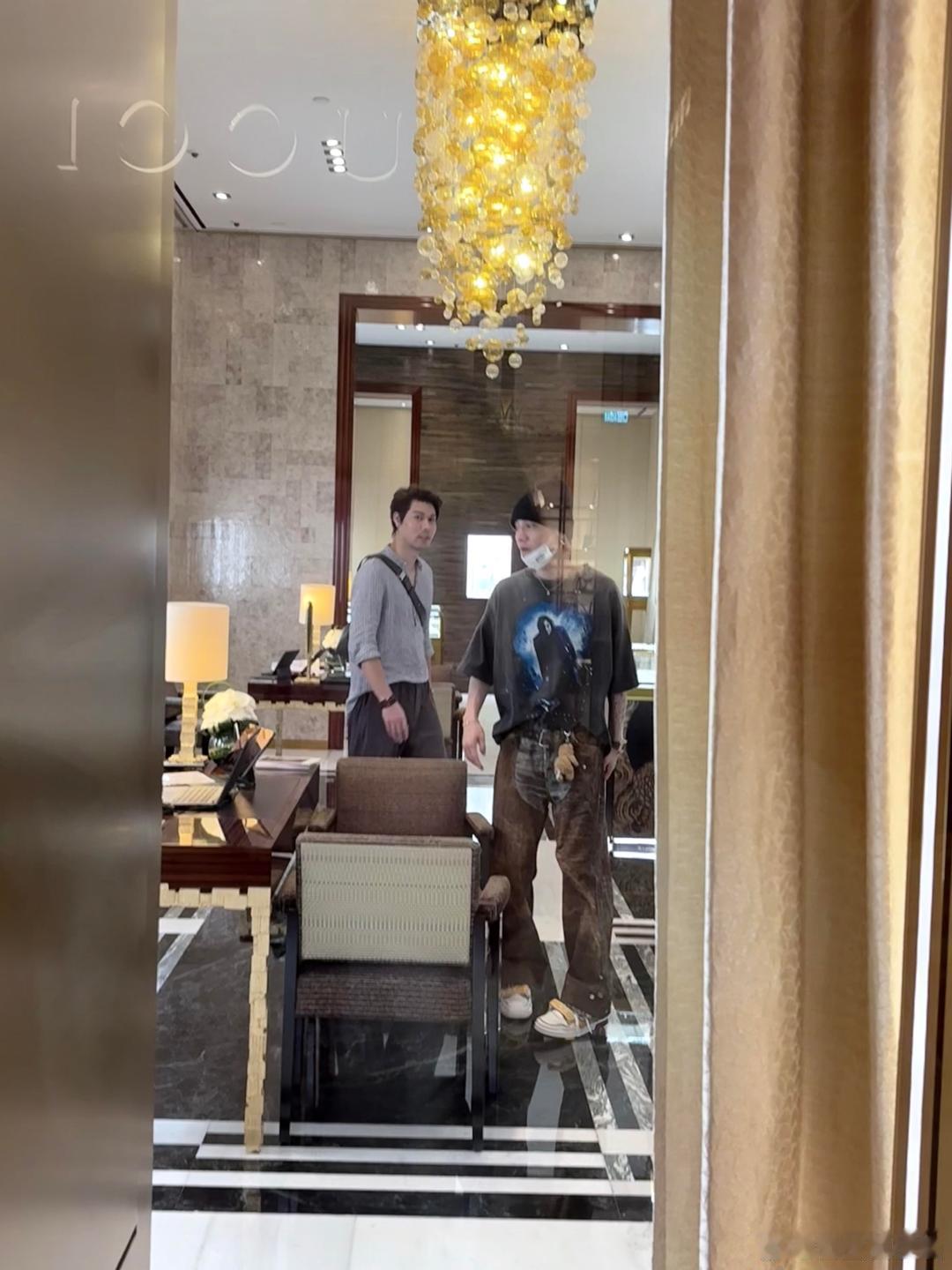 澳门偶遇鹿晗逛街网友在澳门偶遇鹿晗逛街，每去到一个地方就必须去逛街哈哈哈哈。偶遇