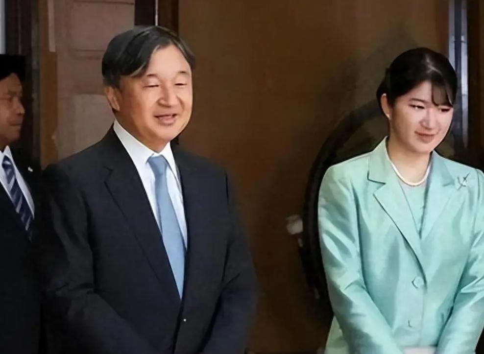日本天皇罕见表态，打出“国民牌”，似乎对高市强烈不满。平时只会对着镜头微笑