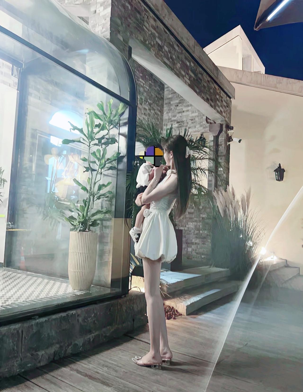 我和老婆14年领证结婚，结婚十多年了。刚结婚时她精致到头发丝，如今在家睡袍空空