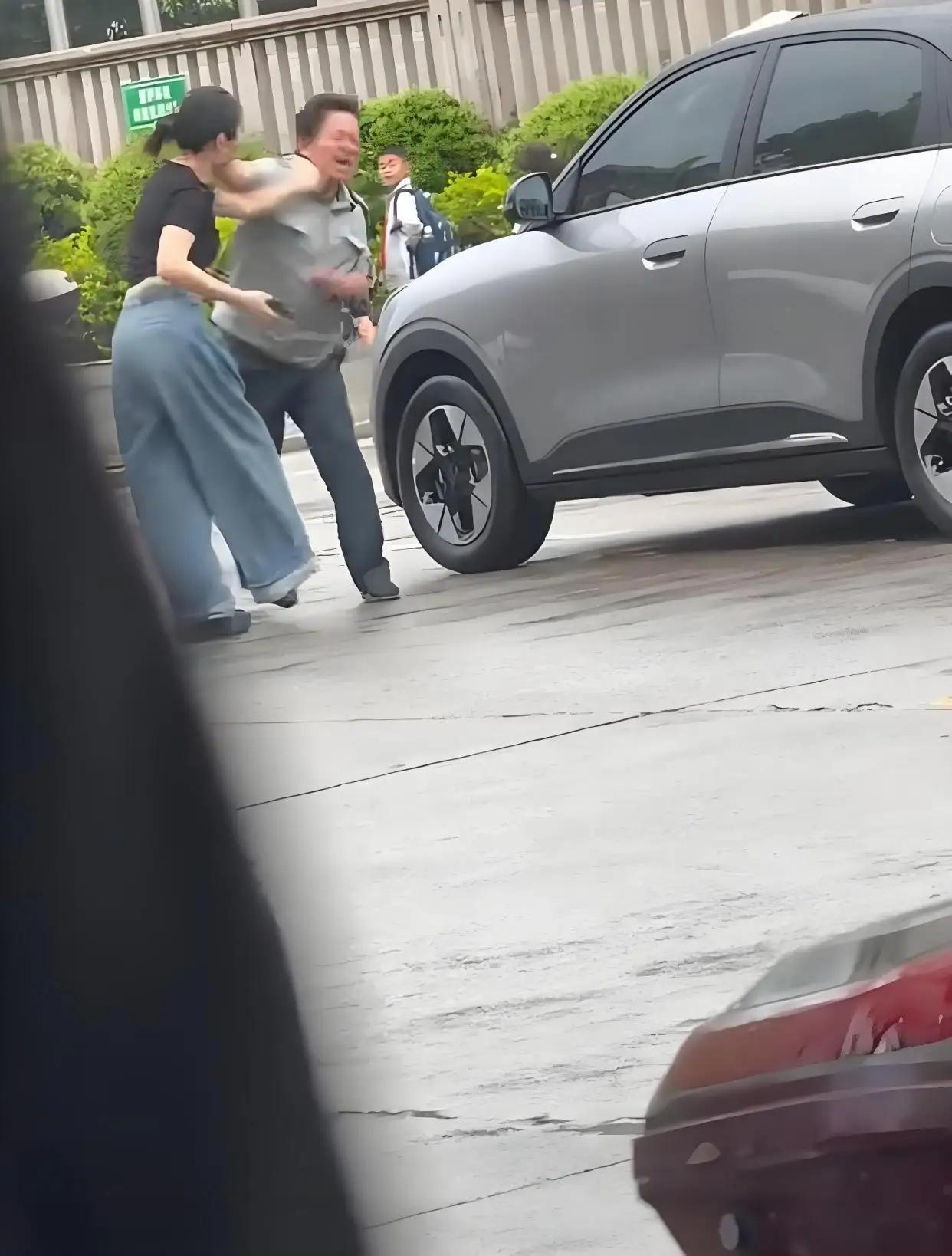 最新进展！扇女司机耳光的保安已经被停职，停职就意味着暂时停止他的工作，但还保留其