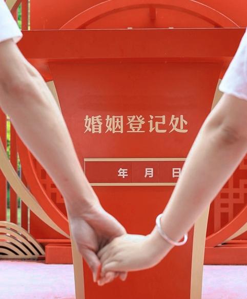 别再信“婚姻是公事”了，你越当真，日子越糟，全网都在说：爱情是私事，婚姻是牵