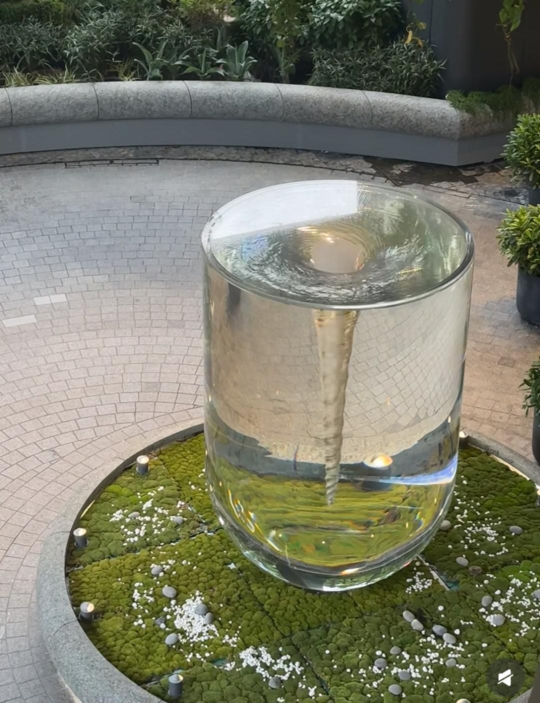 我90岁的爷爷给人看了一辈子的风水，临走前跟我透了一个底:那些花重金该门庭摆水