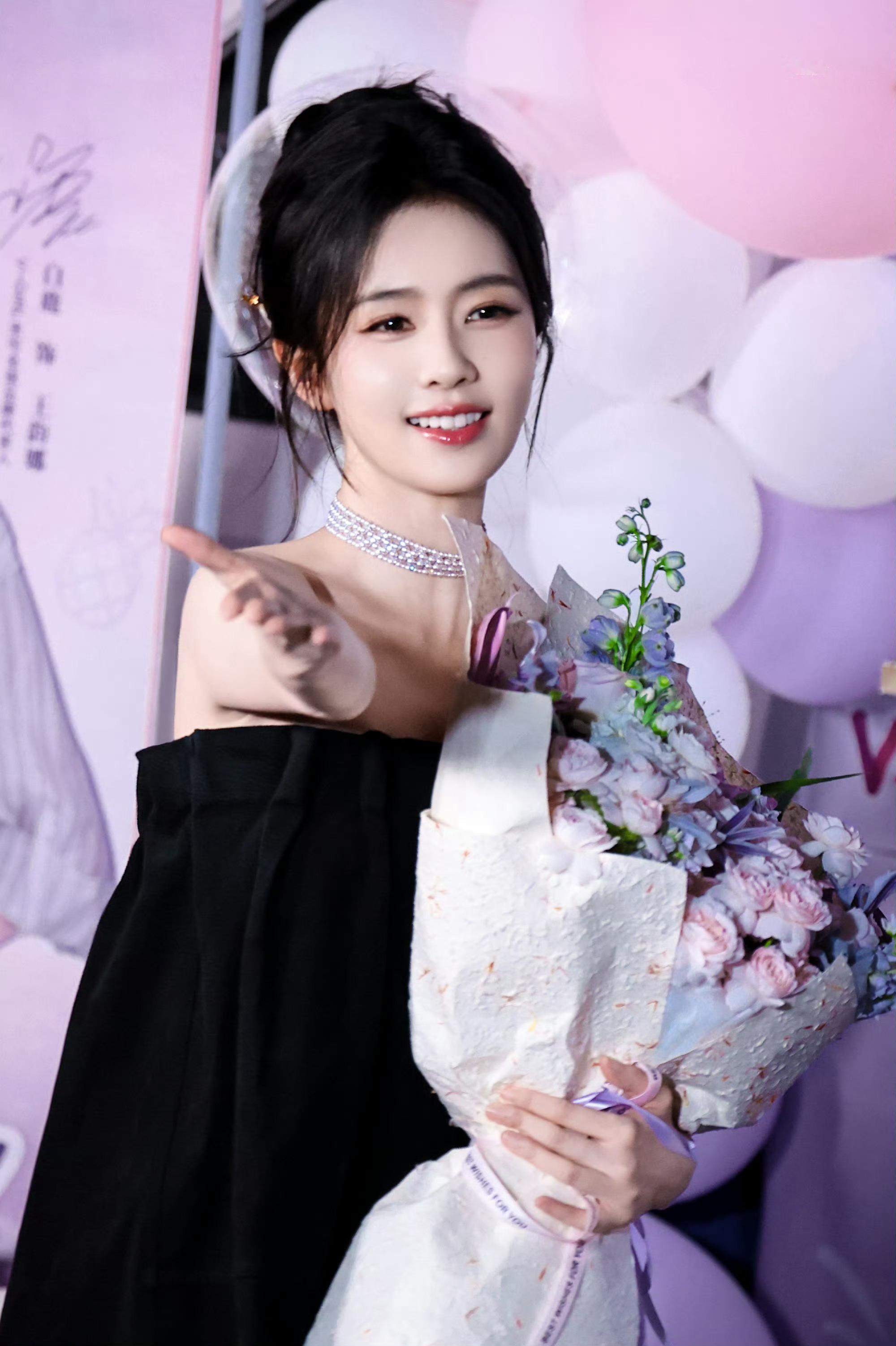 #白鹿#鲜花配美人​