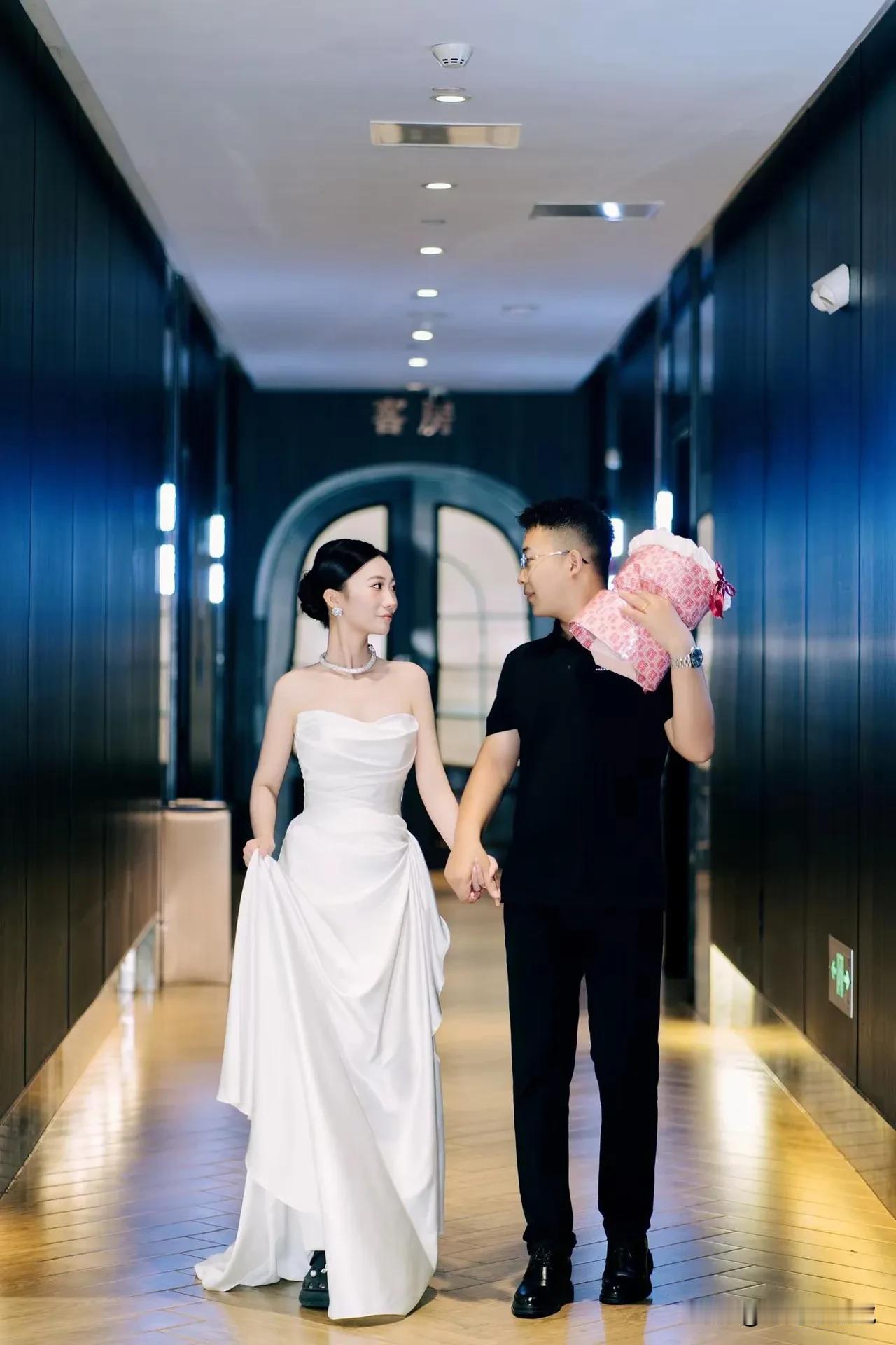 就算已经订过婚，估计小伙子也不敢跟未婚妻同居吧？实话实说。