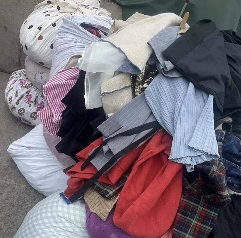 今天在小区楼下,听到一位奶奶闲聊时说,她夏天清理的旧衣服刚卖掉,轻轻松松赚了几十