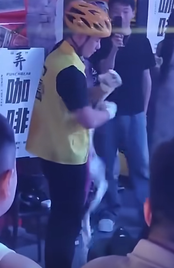 这就是外卖小哥的战斗力吗[大哭]