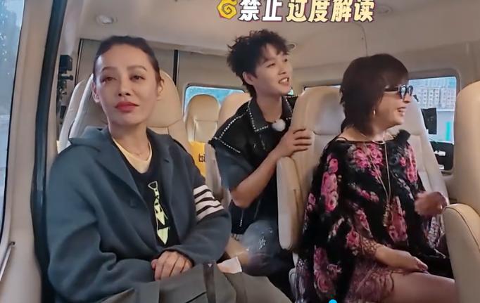 柯淳和繁花团的姐姐们相处时间长了，胆子也变大了！他形容刘嘉玲是青花瓷瓶，宁静马上