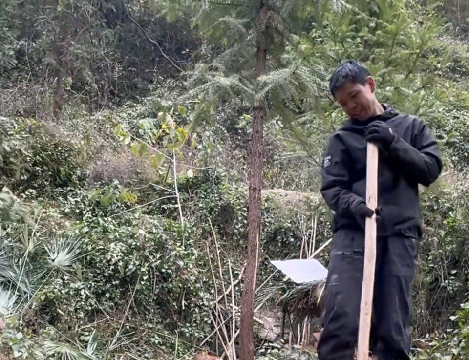 荒野求生挑战赛决赛第11天，人气选手张老六心态崩了，泪洒直播间。11月24日决赛