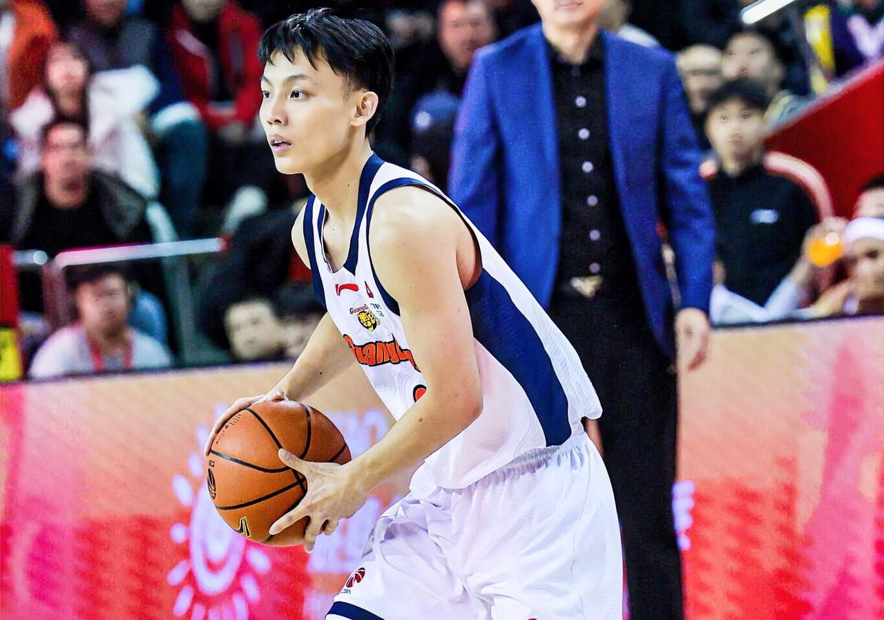 崔永熙：杰哥，是你还是球迷得罪杜指导了？徐杰：球迷我就不知道了，反正我还想打球