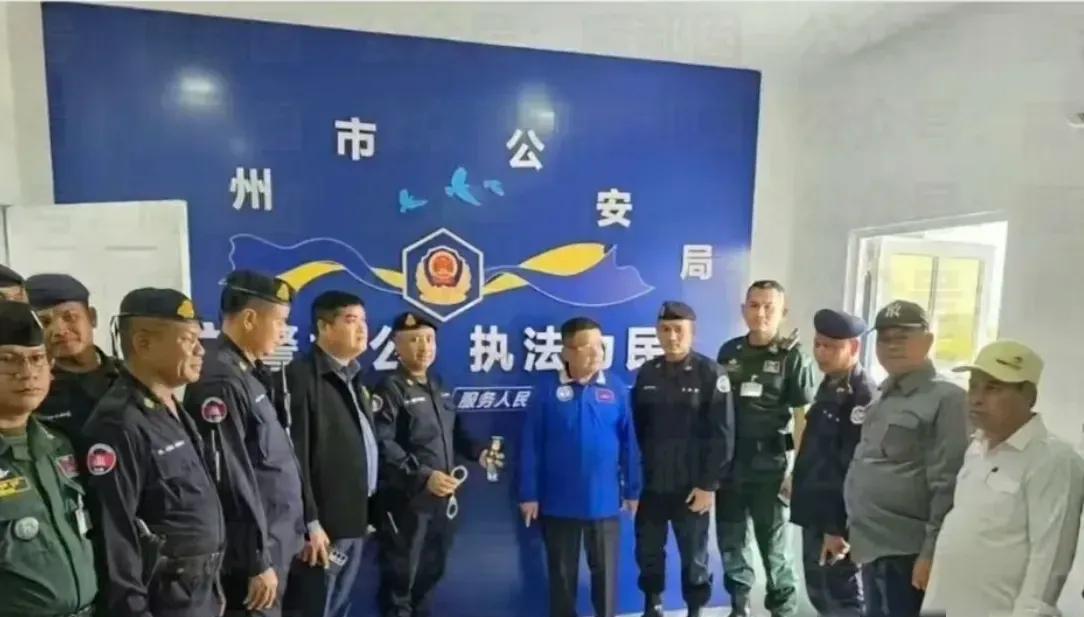 这是柬埔寨国内的某一电诈园区，把公安办公场所布置得有模有样。怪不得电诈屡禁不止，
