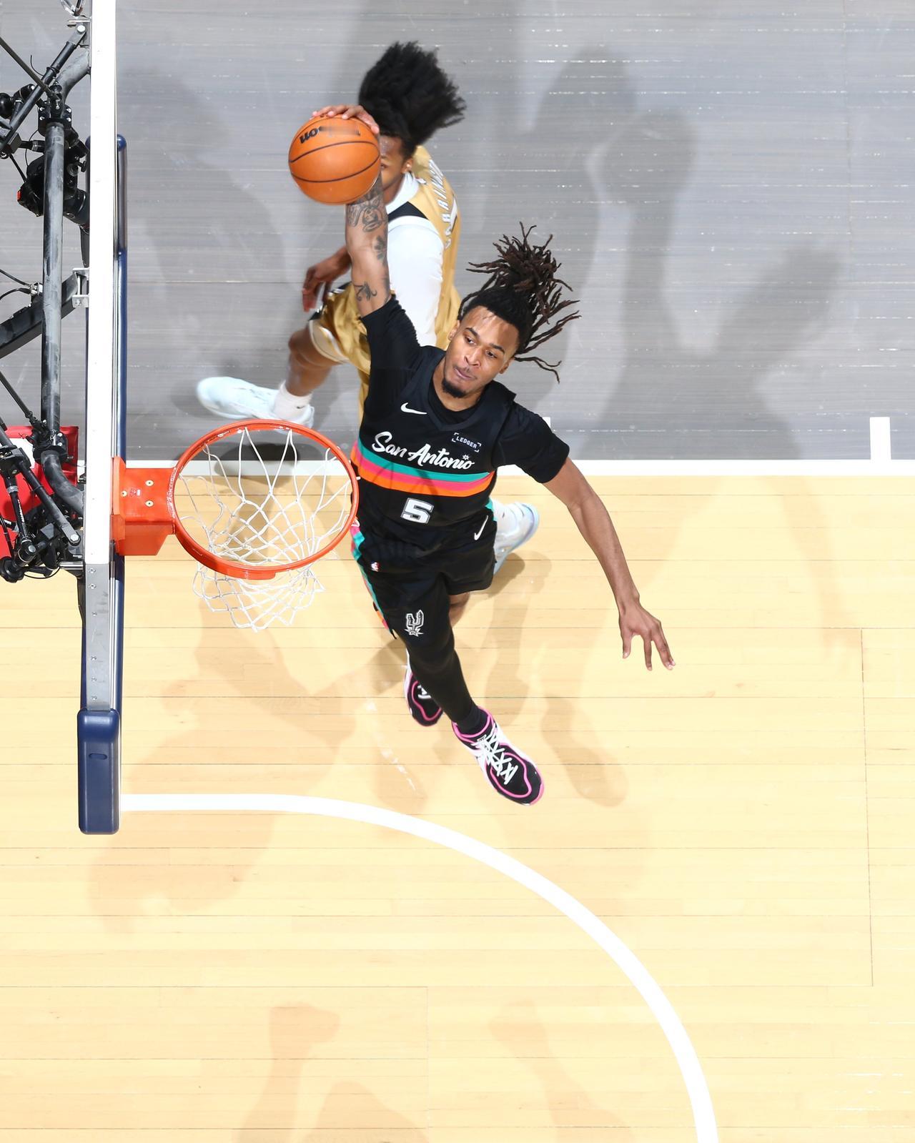 卡斯尔周最佳到手，彻底练出来了NBA官方宣布上周西部最佳球员是马刺队卡斯尔，