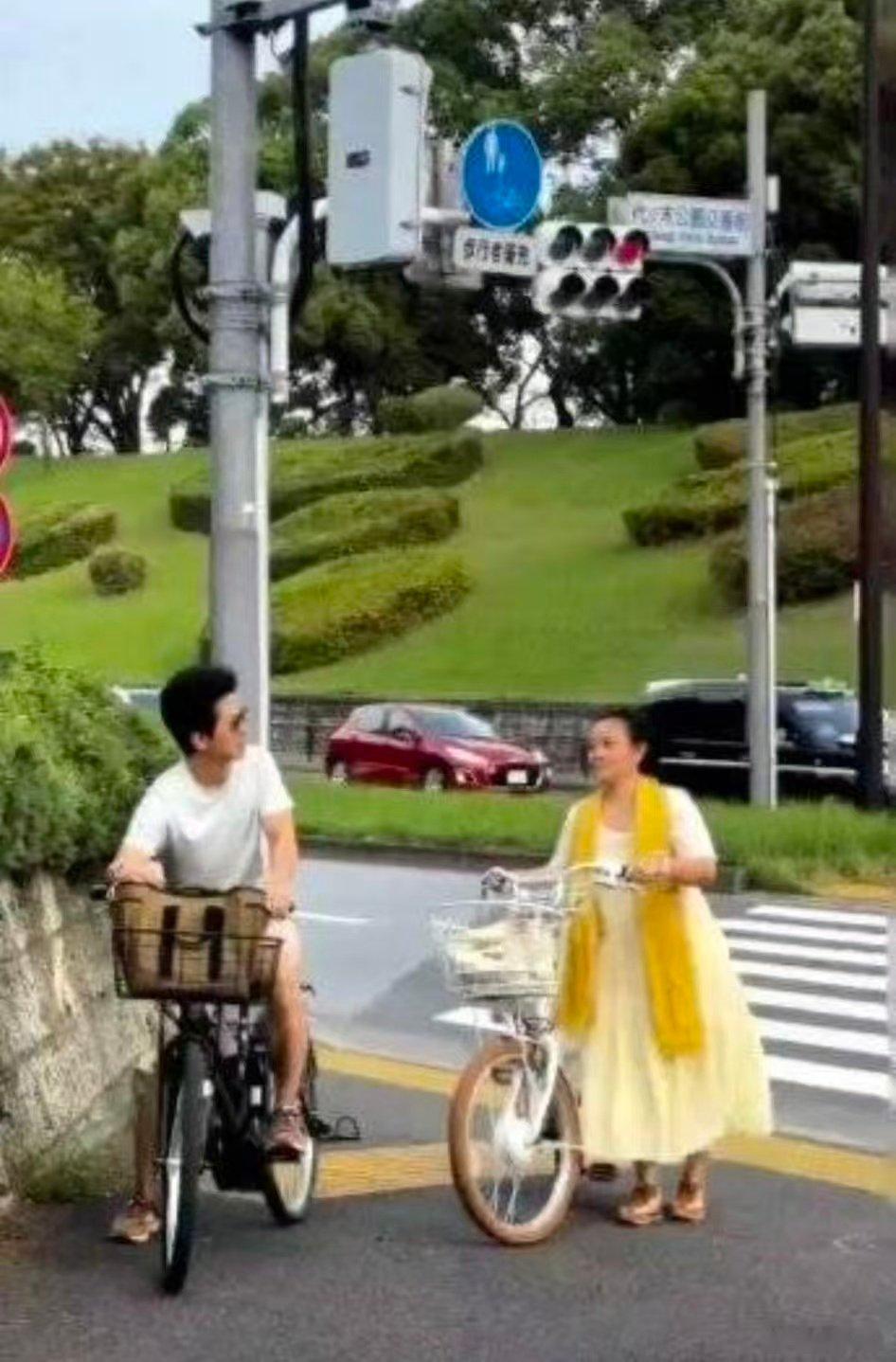 日本偶遇李健与老婆度假日本偶遇李健与老婆度假，两人穿情侣鞋骑车，这也太幸福了吧日