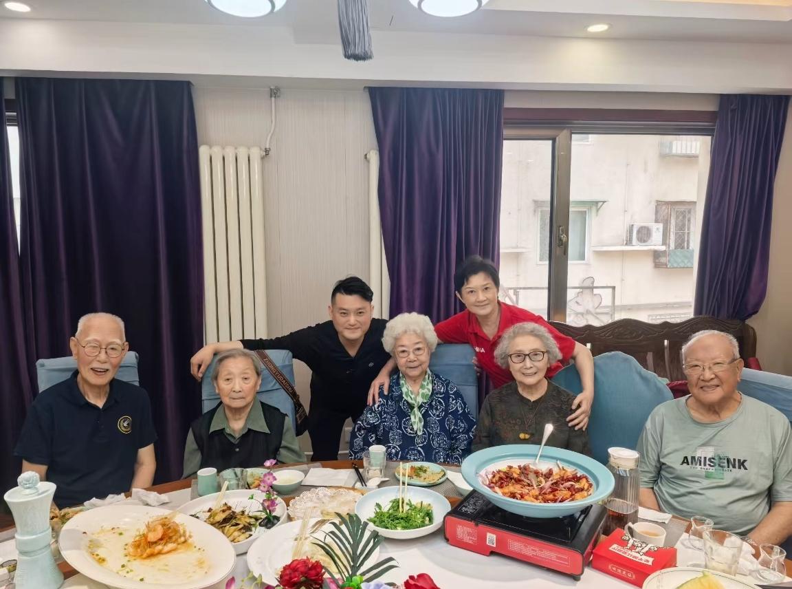这张照片定格了今年7月八一厂五位老艺术家的一次珍贵小聚，他们分别是师伟（1928