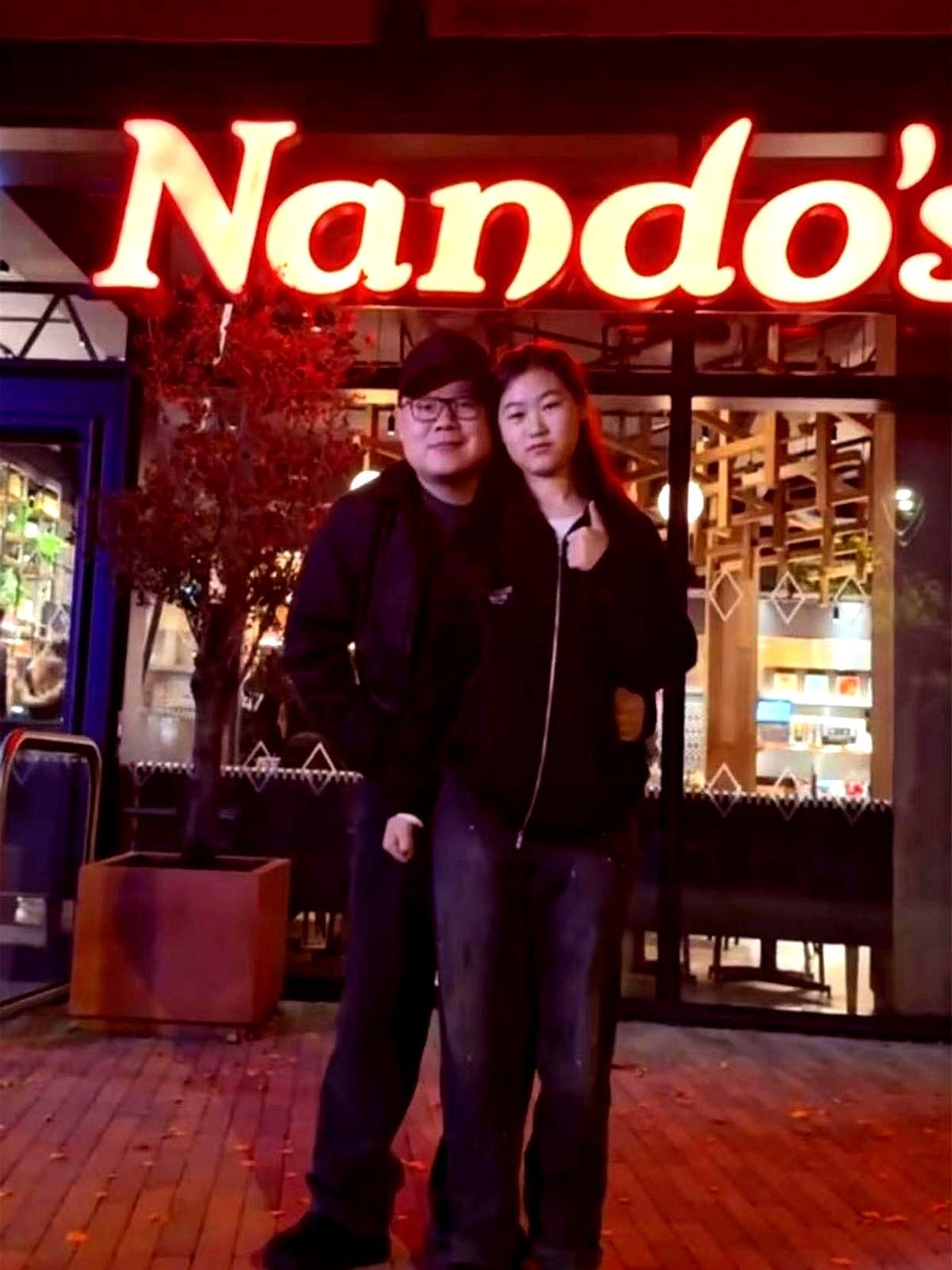 岳云鹏那张伦敦合影，看着真有点扎心。台上那个逗乐几万人的角儿，在照片里，就是