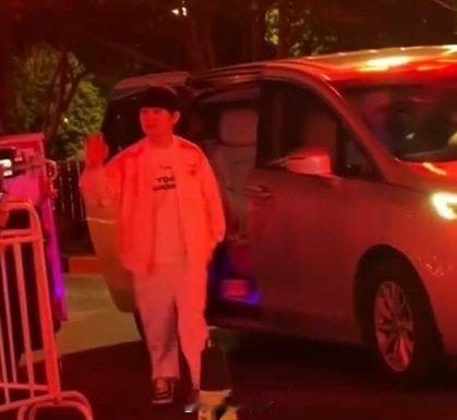 Rookie和阿水也到了，各队队长齐聚苏州，准备待会的选队仪式2025LPL英