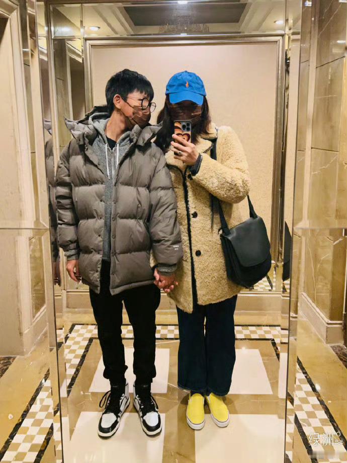 白百何儿子元宝18岁了不是吧，时间过得这么快，都18了我的天我记忆中还是小孩子，