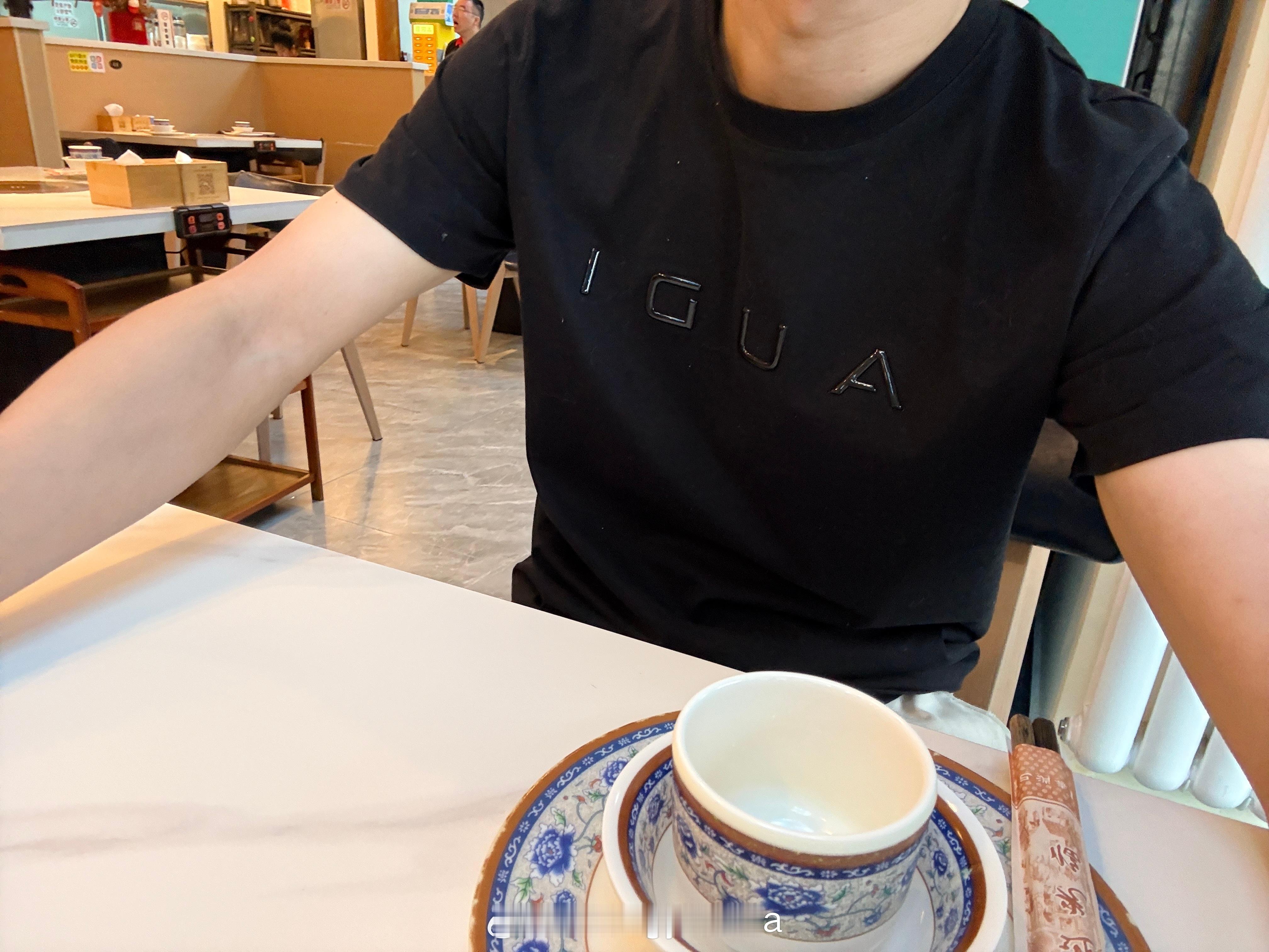 出来吃饭了啊兄弟们11度的下雨天纯阳之体穿短袖虚的人已经穿上大鹅了​​​