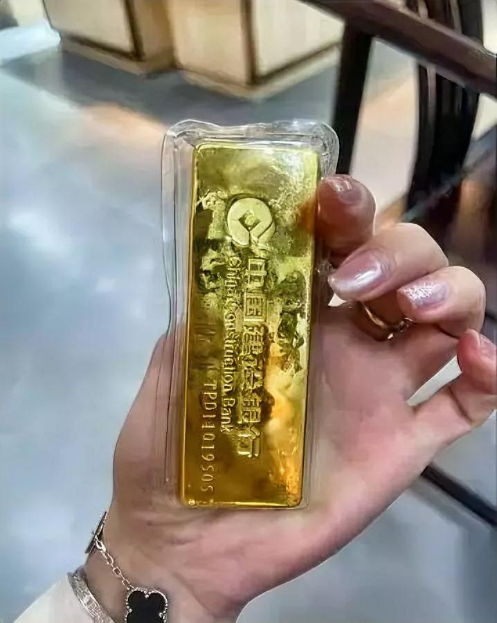 金价这波操作，真的离谱！不是涨疯了，是实体金店快没人买了！我闺蜜在金店干