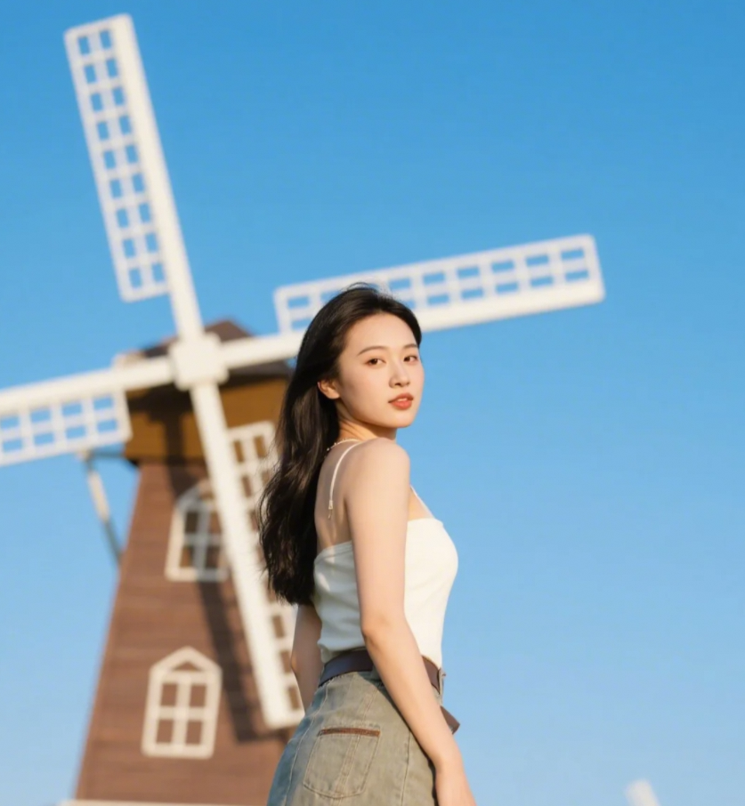 风车转着圈，这一刻是它在发光，还是我站在光里