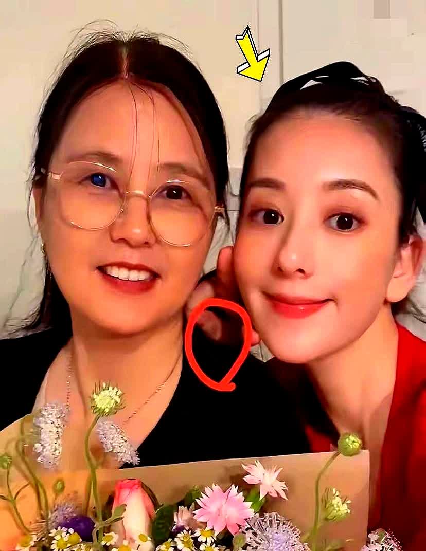 郭富城第三次站在香港养和医院的VIP产房外，手指无意识地摩挲着腕表。这位在红