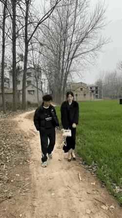 帅哥猴急啥呢？人家第一次出来相亲，有那么随便吗？这个女朋友黄了。