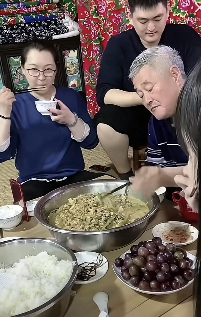 赵本山的饭桌，这可能就跟妈妈的味道是一个道理吧。