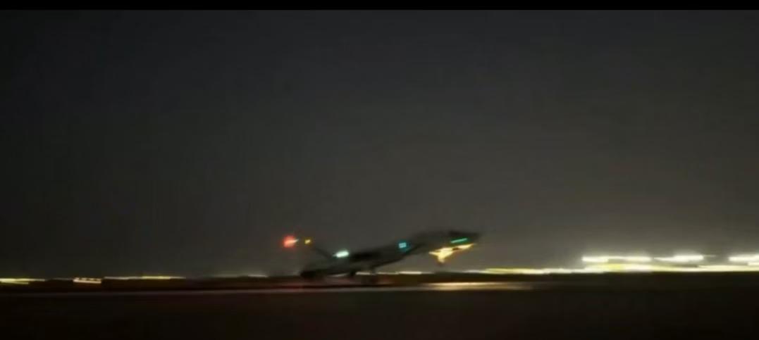 伊朗飞行员真的不怕死。F-14AM战机深夜升空，直接化身“空中大笤帚”，拦截美军