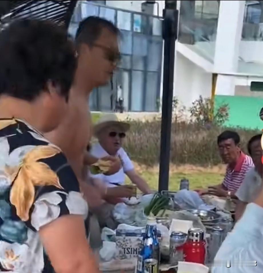 “你动一下试试”海南景区，一帮东北游客跑到别人亭子下聚餐，被驱赶后惹怒了光膀子男