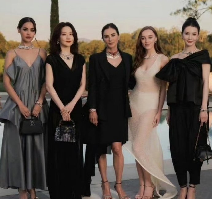 金晨和美女合影没输过，是不是显得很高级？​​​