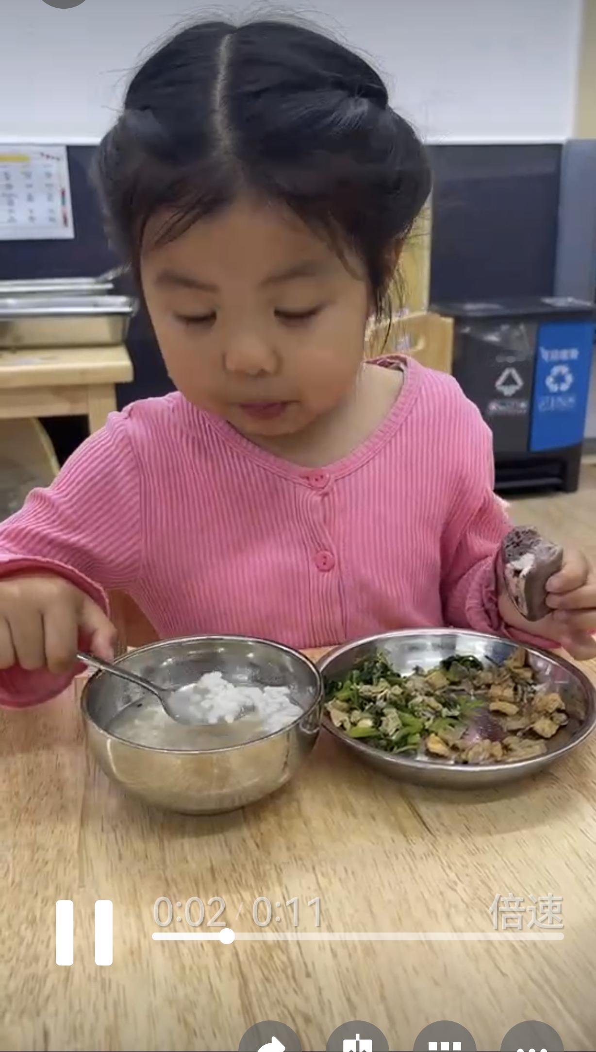 小月月上了托儿所，一个月3000块钱的托费，1000块钱的伙食费，一个月就是40