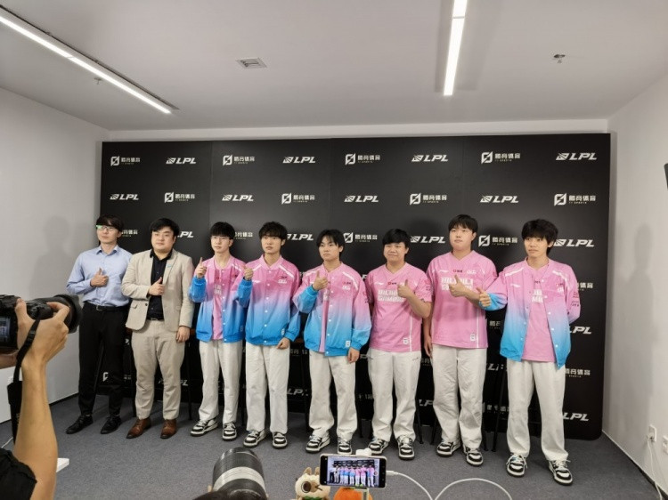 Bin哥怎么这么谦虚? Knight: 希望世界赛发挥好点把冠军留在中国