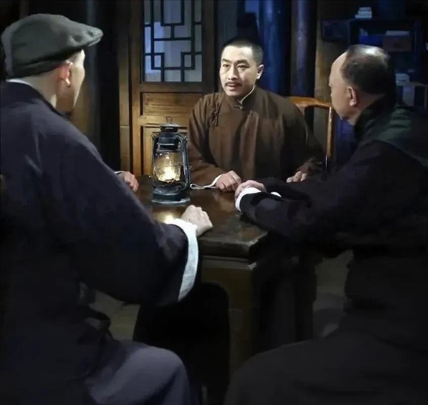 1948年，地下党正在屋里开会。突然，“咣当”一声门响，几个国民党士兵持枪闯了进