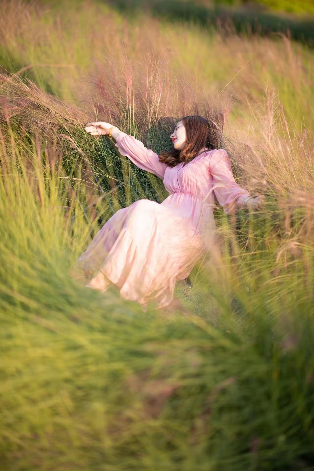 粉裙飘飘，花海中漫步，享受阳光与微风
